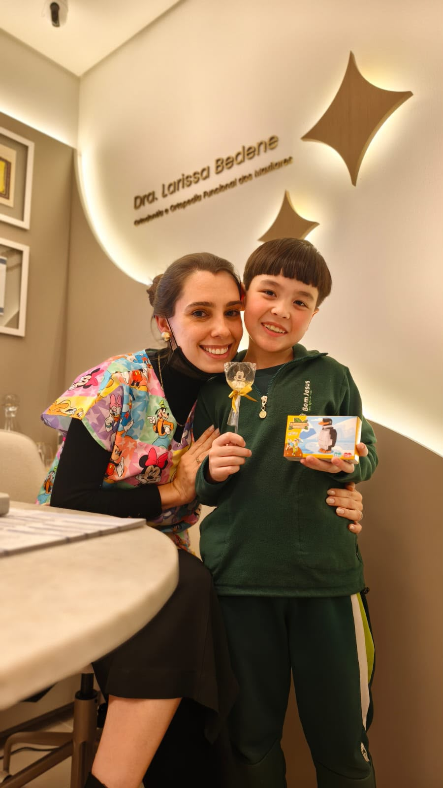 Dra. Larissa Bedene com paciente após a consulta
