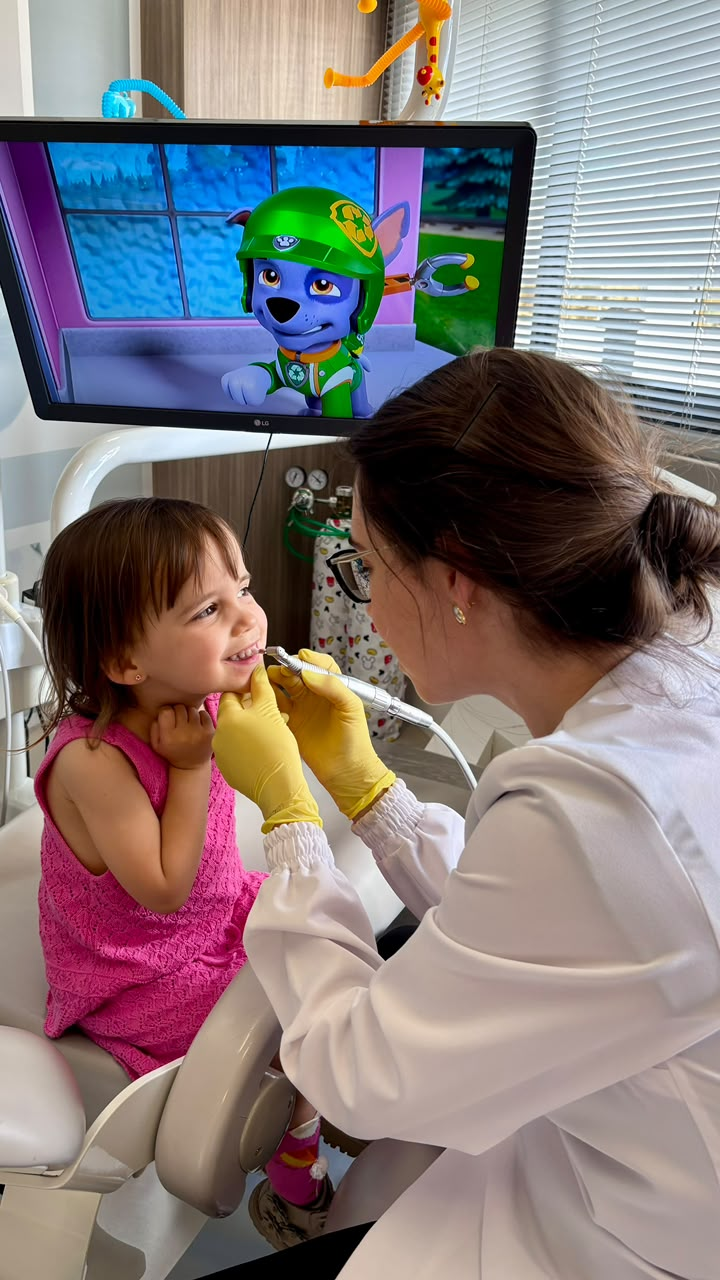 Criança assistindo desenho durante o atendimento odontopediátrico