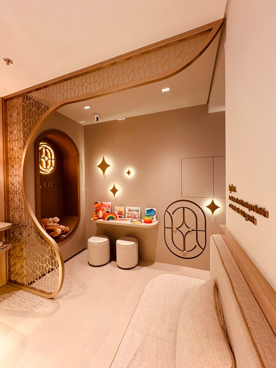 Espaço kids da sala de espera com nicho de brinquedos e luminárias em forma de estrela