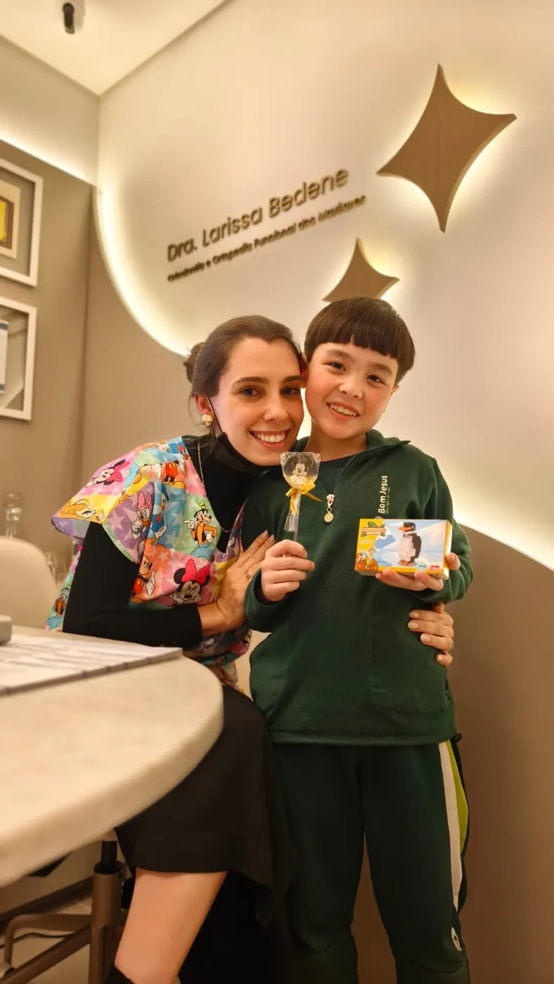Dra. Larissa Bedene com paciente após a consulta